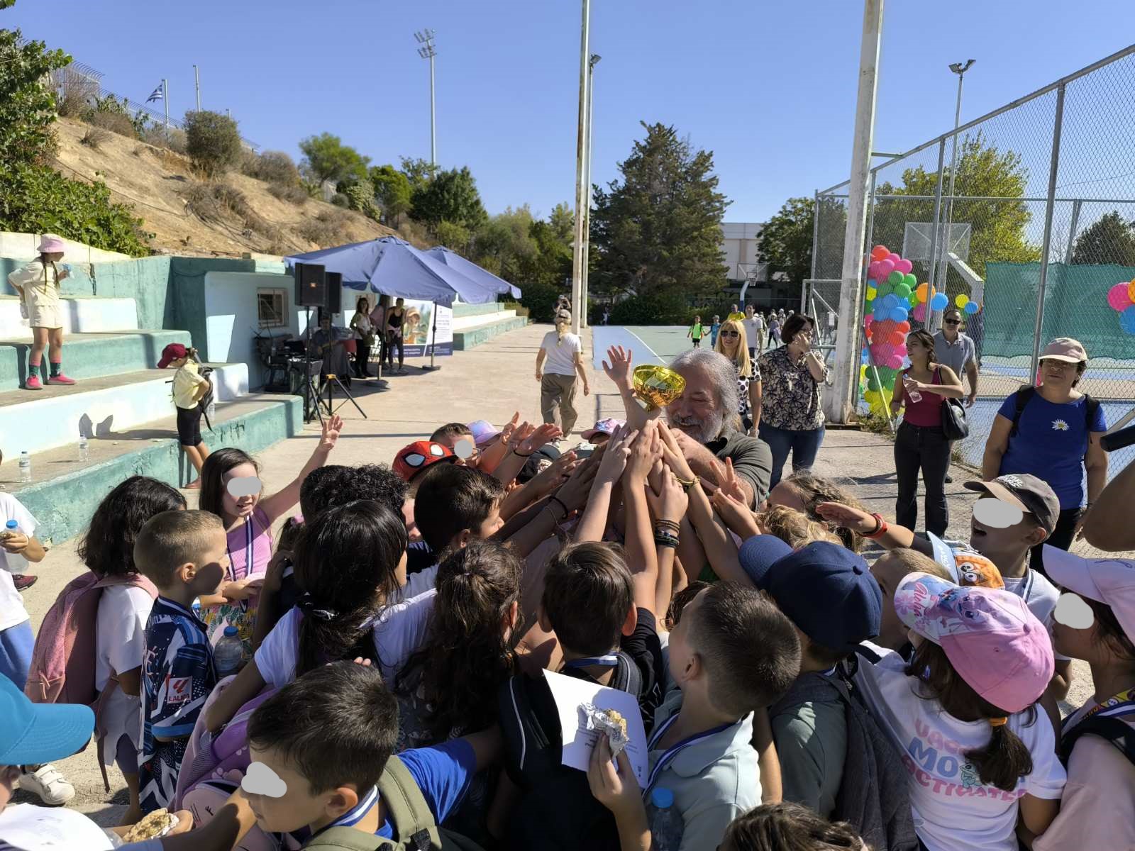 Δήμος Χαϊδαρίου - Εκατοντάδες μαθητές στην ημερίδα μύησης στο άθλημα της αντισφαίρισης