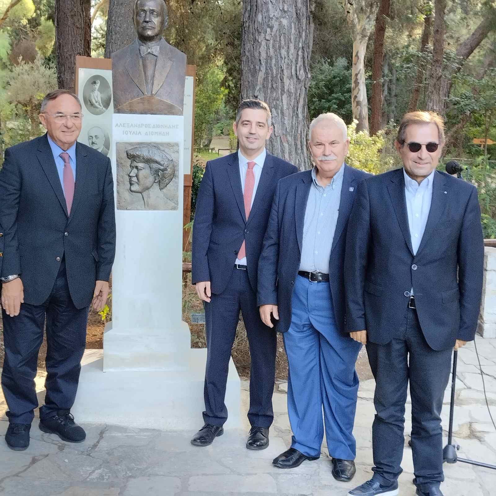 Ο Αντιπεριφερειάρχης Χαράλαμπος Αλεξανδράτος στα αποκαλυπτήρια προτομής της Ιουλίας και  Αλέξανδρου Διομήδους